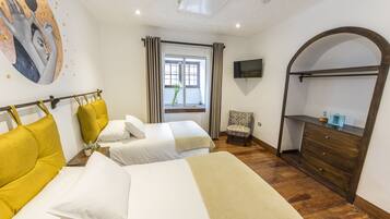 Ropa de cama de alta calidad, escritorio y sistema de insonorización