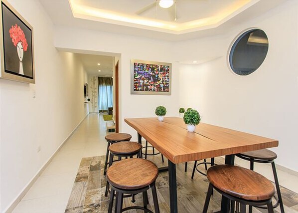 Appartement Penthouse | Cuisine privée | Réfrigérateur grande capacité avec congélateur, four à micro-ondes