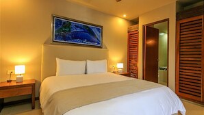 A hotel room with a bed, two bedside lamps, a ceiling fan, a framed picture on the wall, and wooden doors. - Nolita 24 by Tripintravel (Playa del Carmen)