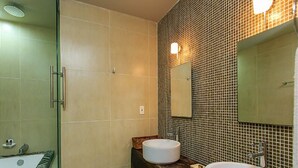 A bathroom with a bathtub, two sinks, and a shower. - Nolita 24 by Tripintravel (Playa del Carmen)