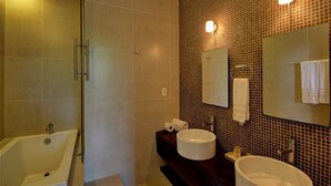 A modern bathroom with a glass-enclosed shower, a large bathtub, and a vanity with two sinks. - Nolita 34 by Tripintravel (Playa del Carmen)