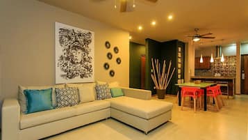 Condo | Sala de estar | Televisión de pantalla plana y reproductor de DVD