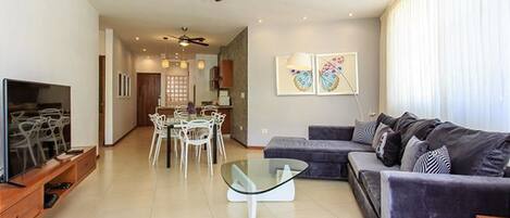 Kondominium | Ruang keluarga | TV layar datar dan pemutar DVD