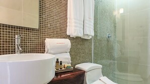 Kondominium | Kamar mandi | Shower, perlengkapan mandi gratis, pengering rambut, dan handuk