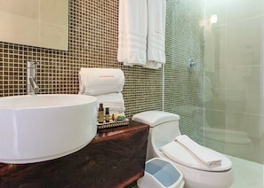 Condo | Baño | Regadera, amenidades de baño gratuitas, secadora de cabello, toallas 
