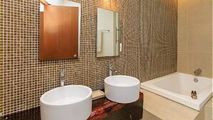 A bathroom with two sinks, a mirror, and a bathtub. - Nolita 33 by Tripintravel (Playa del Carmen)