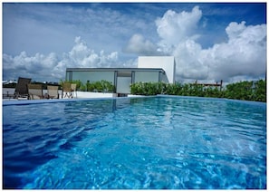 Una piscina al aire libre