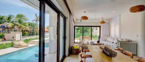 Villa | In-room dining