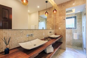 Villa | Badezimmer | Dusche, kostenlose Toilettenartikel, Haartrockner, Handtücher