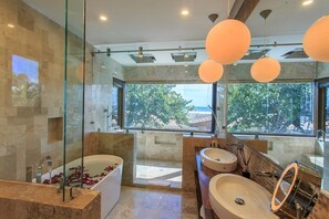 Villa | Bathroom | Shower, free toiletries, hair dryer, towels - Oceanfront Exclusive Home (Playa del Carmen)