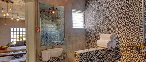 Condo | Baño | Regadera, amenidades de baño gratuitas, secadora de cabello, toallas