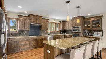 House, 3 Bedrooms | Private kitchen | Fridge, microwave, oven, dishwasher