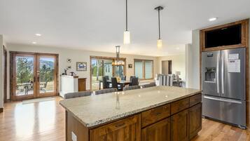 Rumah, 3 kamar tidur | Dapur pribadi | Lemari es, microwave, oven, dan mesin pencuci piring