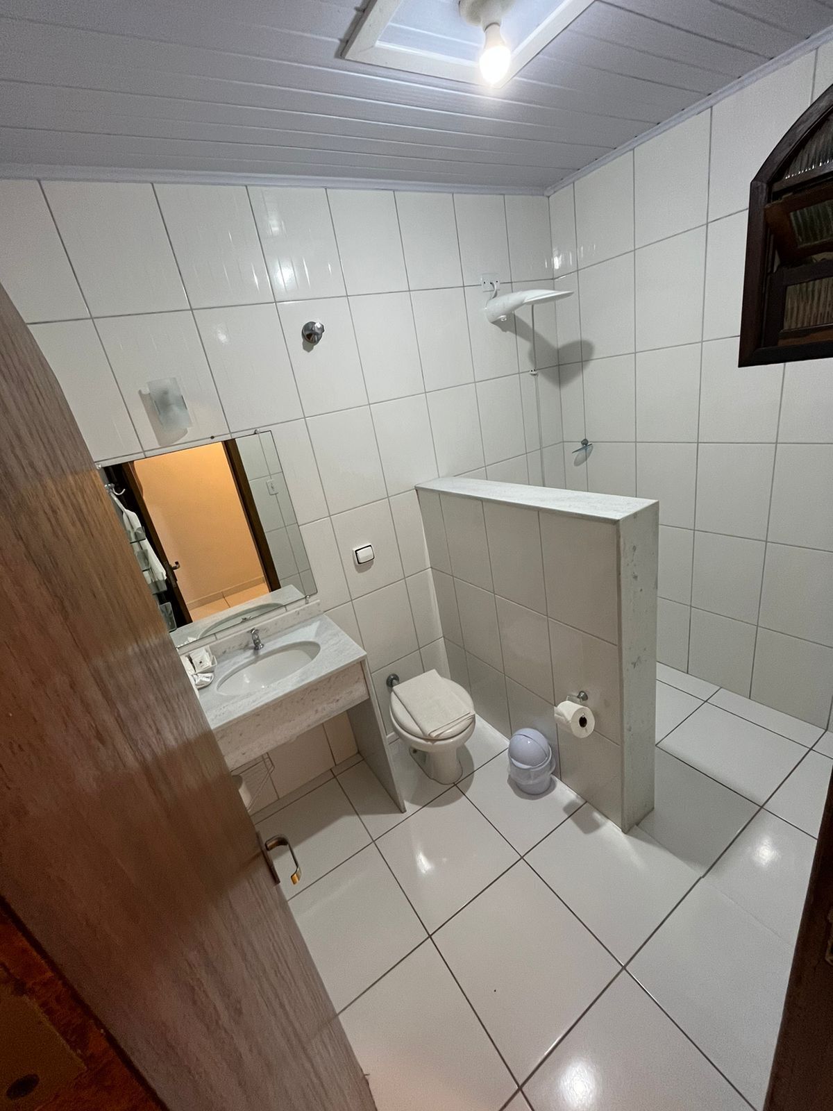 quarto sêxtuplo | bathroom | shower, towels