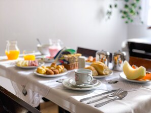 Buffet déjeuner gratuit tous les jours
