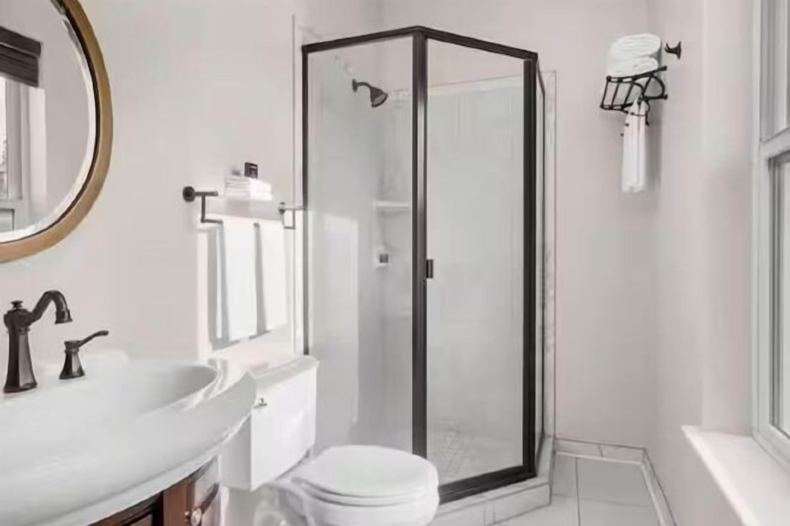 Badkamer | Gratis toiletartikelen, een haardroger, handdoeken, zeep