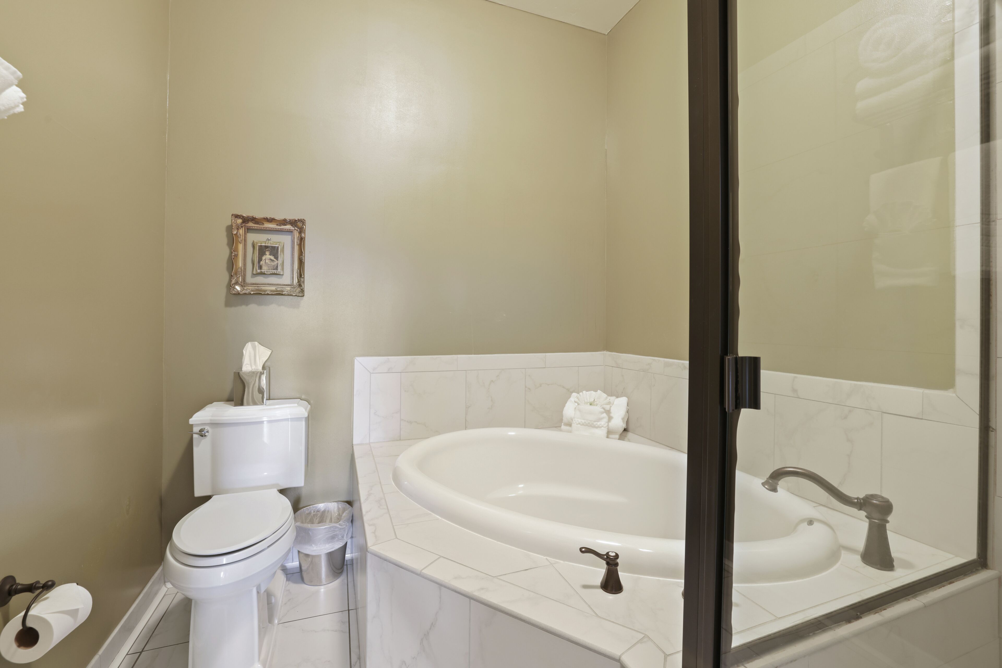 A bathroom with a toilet, sink, and bathtub.