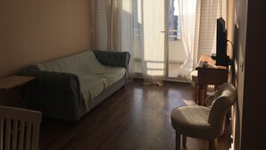 อพาร์ทเมนท์, 3 ห้องนอน, 2 ห้องน้ำ | บริเวณนั่งเล่น | ทีวีจอแบน
