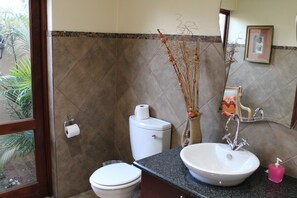 Doppia Deluxe | Bagno | Vasca da bagno a immersione totale, soffione a pioggia