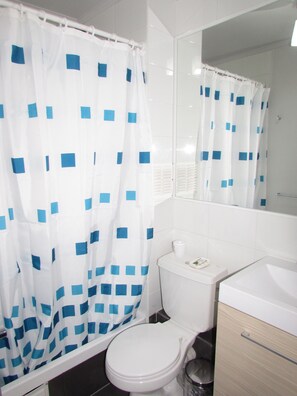 Apartament, 2 dormitoris, 2 banys | Bany | Combinació de dutxa i banyera i banyera profunda 