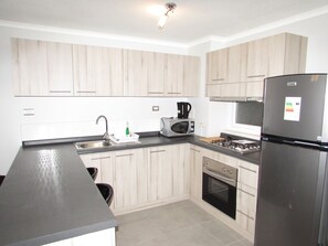 Apartment, 2 Schlafzimmer, 2 Bäder | Eigene Küche | Großer Kühlschrank, Mikrowelle, Ofen, Herdplatte