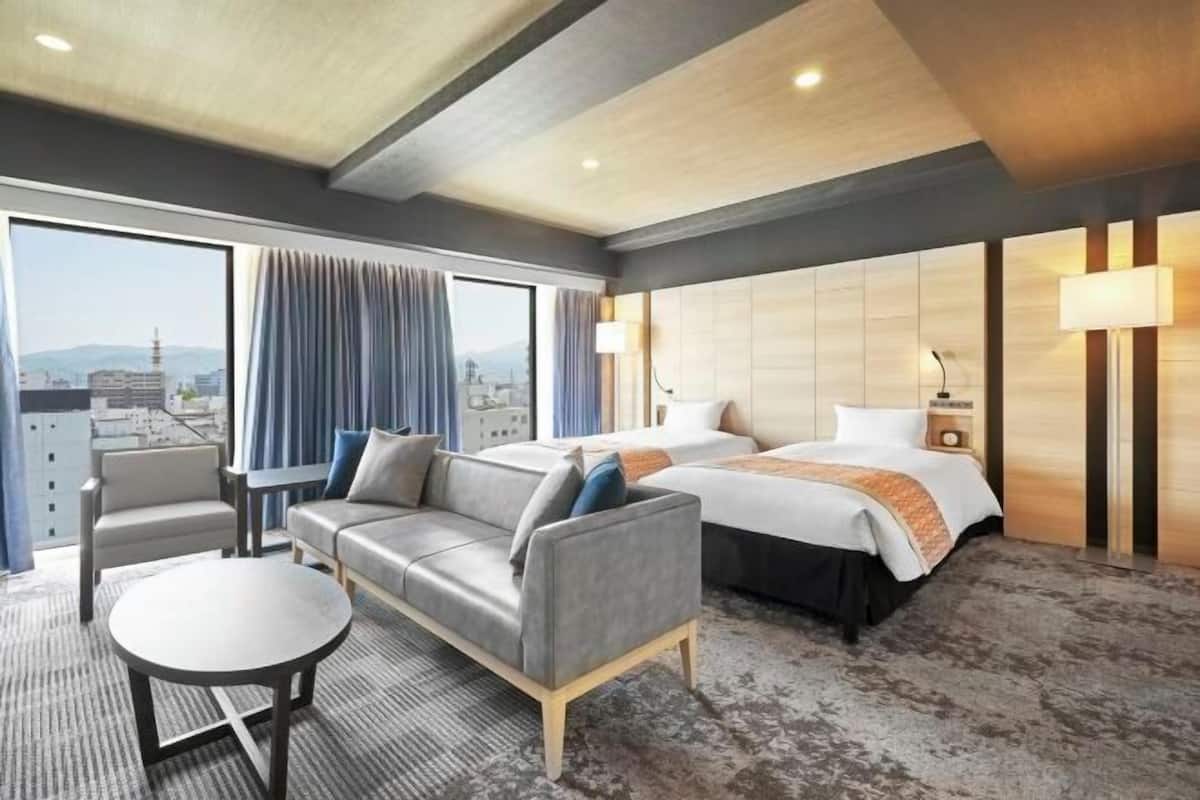 Edredons de pluma, cofres nos quartos, escrivaninha, cortinas blackout