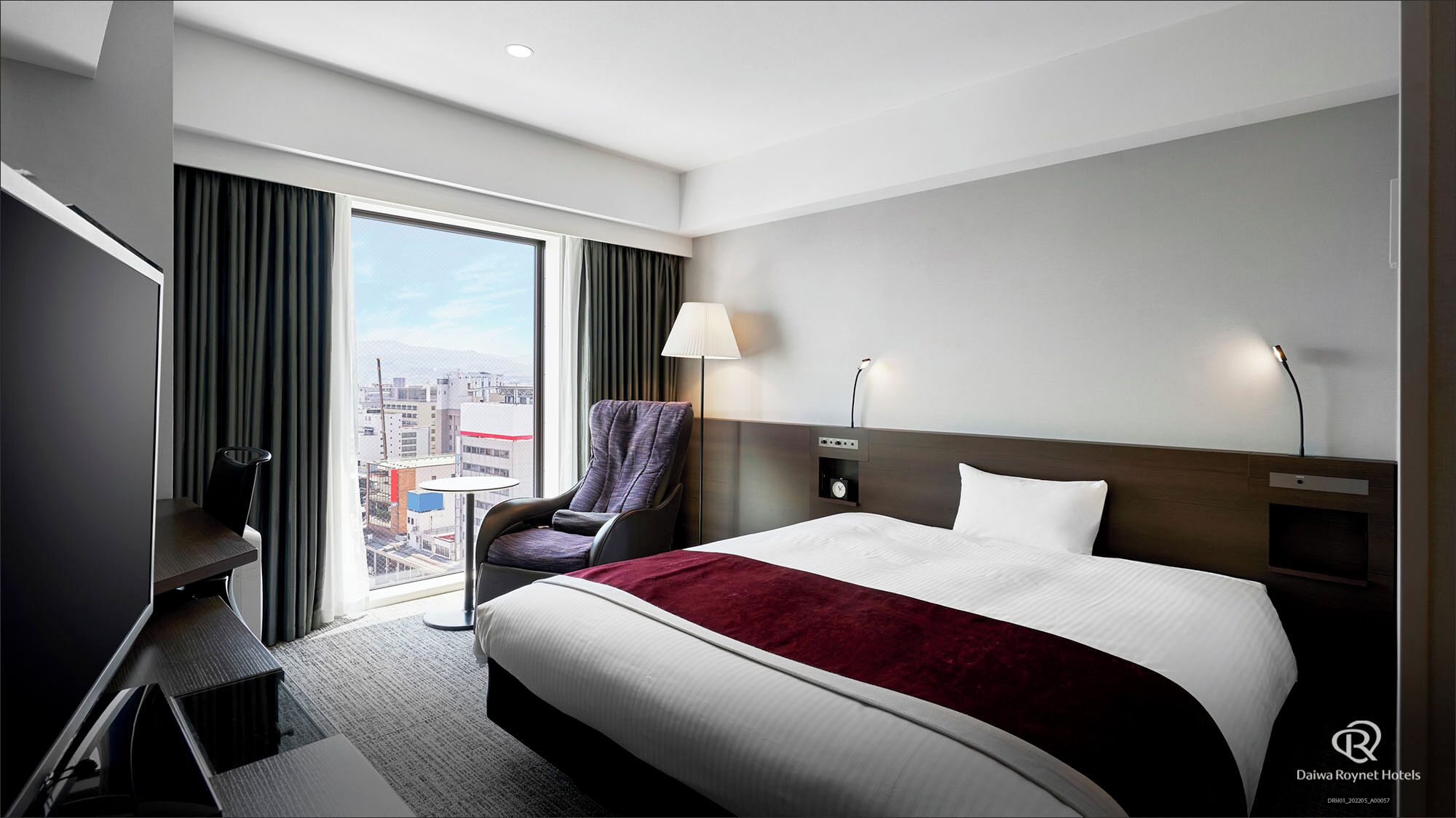 Donsdekens, een kluis op de kamer, een bureau, verduisterende gordijnen