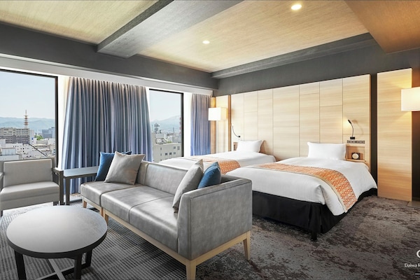 Down comforters, in-room safe, desk, blackout drapes