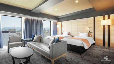 Down comforters, in-room safe, desk, blackout drapes