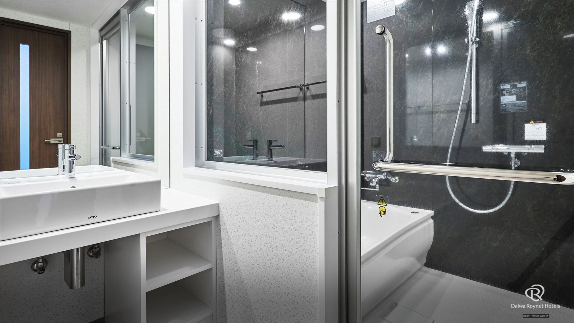 Un baño moderno con un espejo grande, dos lavamanos, una bañera y una zona de ducha con mampara de cristal.