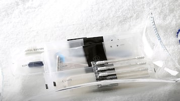 Ein Dentalpflege-Set mit Zahnbürste, Kamm und Rasierer, alles in transparenter Kunststoffverpackung.