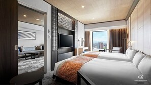 Edredons de pluma, cofres nos quartos, escrivaninha, cortinas blackout