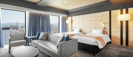 Down comforters, in-room safe, desk, blackout drapes