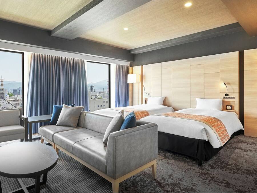 Down comforters, in-room safe, desk, blackout drapes