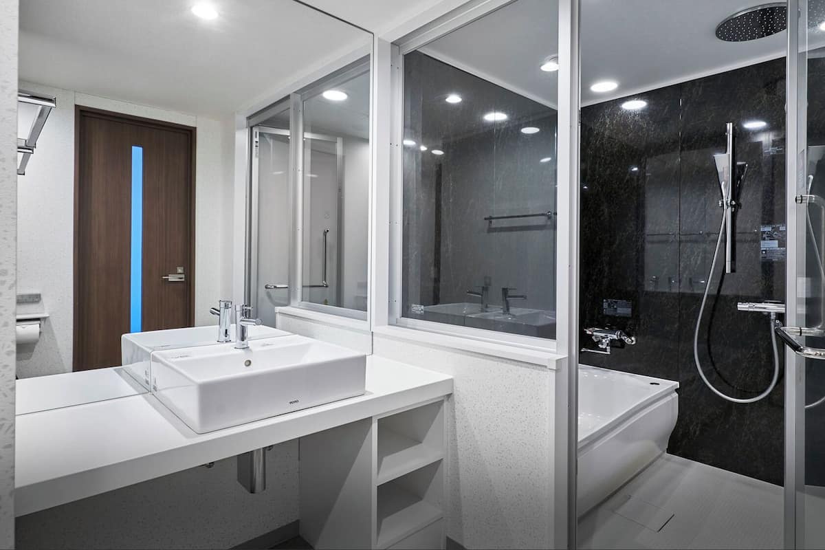 Down duvets, in-room safe, desk, blackout curtains