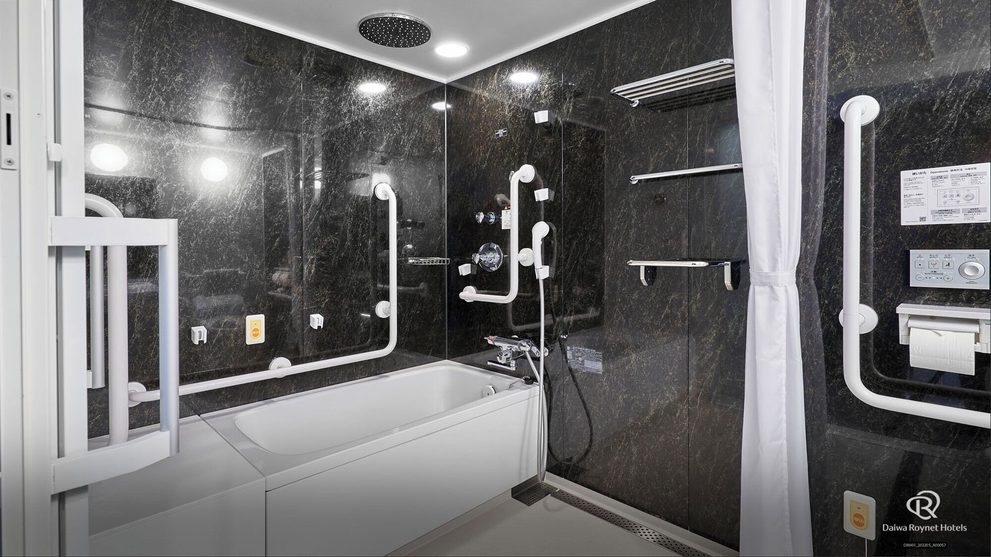 Badkar och dusch, djupt badkar, gratis toalettartiklar och hårtork