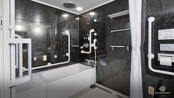 Badkar och dusch, djupt badkar, gratis toalettartiklar och hårtork