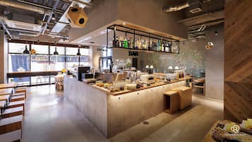 Petit déjeuner buffet (2300 JPY par personne)