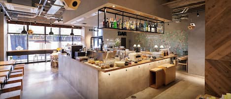 Colazione a buffet, servita tutte le mattine (2300 JPY a persona)