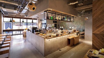 Daily buffet breakfast (JPY 2000 per person)