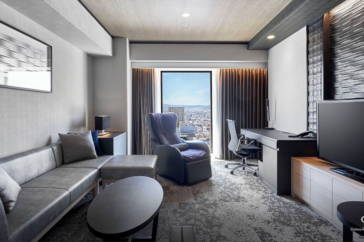 suite, non smoking | down duvets, in-room safe, desk, blackout curtains