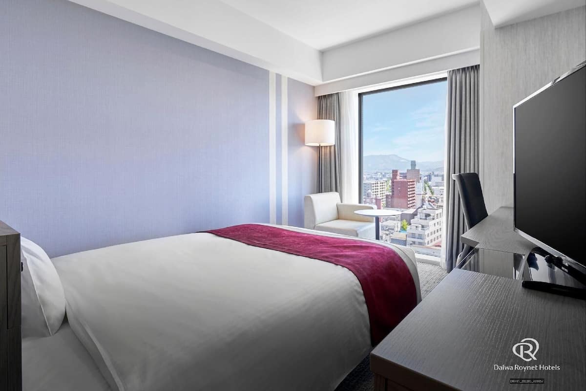 Down duvets, in-room safe, desk, blackout curtains