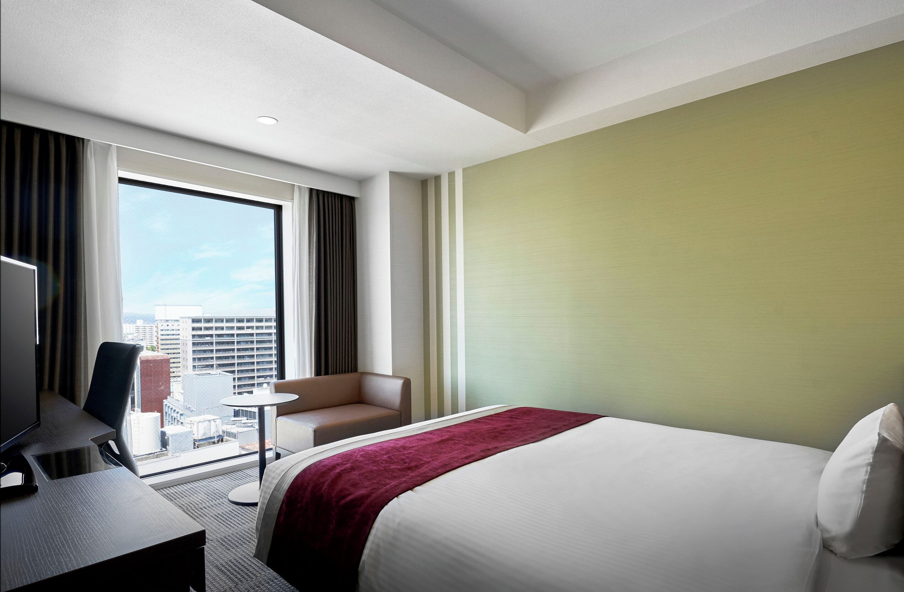 Donsdekens, een kluis op de kamer, een bureau, verduisterende gordijnen