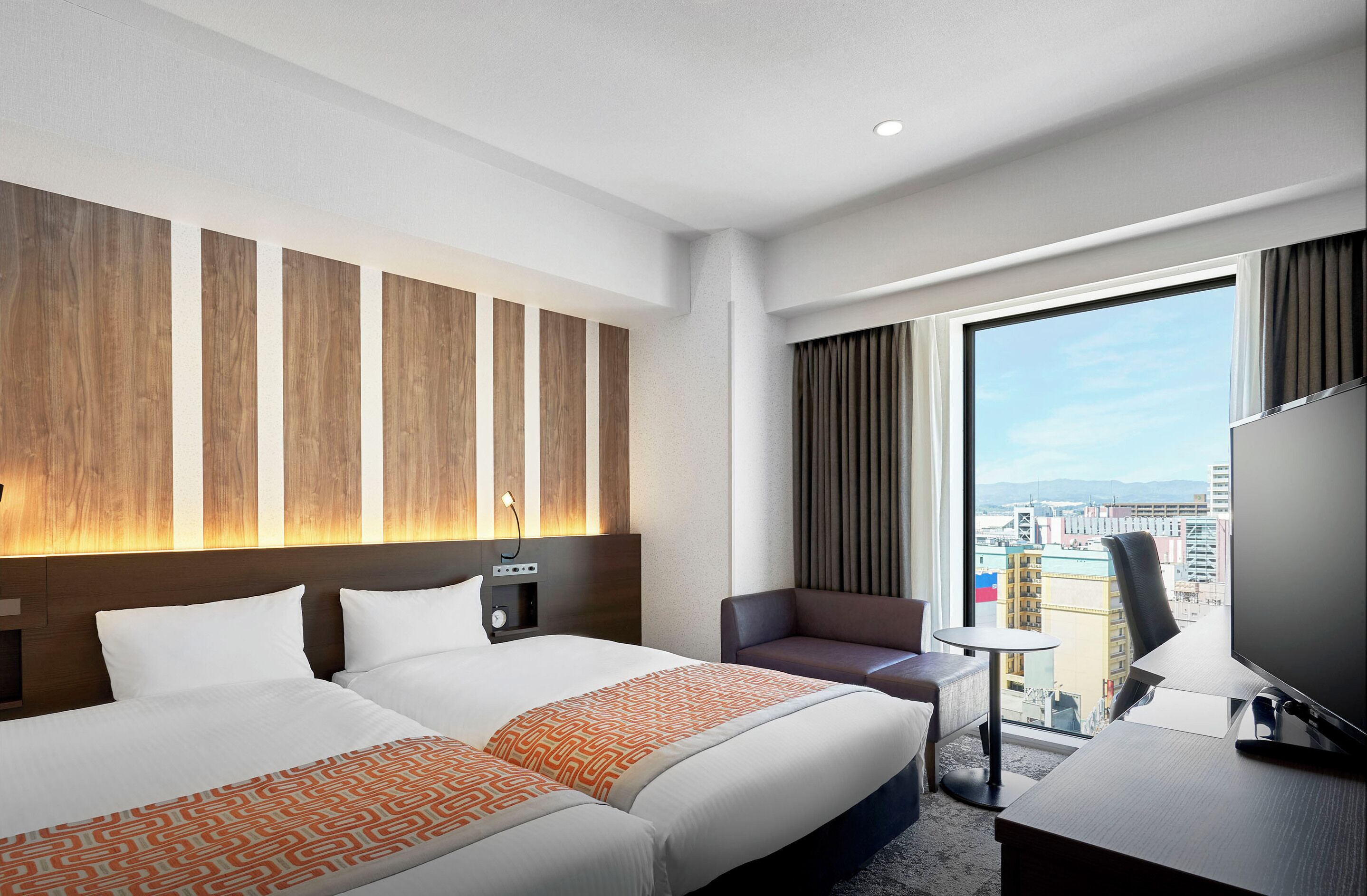 Donsdekens, een kluis op de kamer, een bureau, verduisterende gordijnen