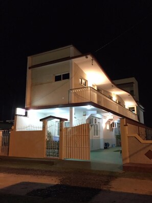 Fassade der Unterkunft – Abend/Nacht