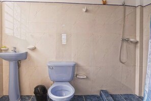 Shower, free toiletries