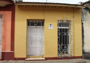 Vista frontal de la propiedad