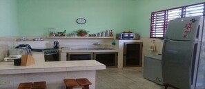 Refrigerador con congelador, microondas y cafetera y tetera 