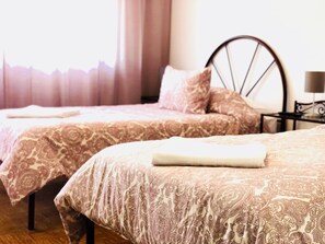 Standard-Dreibettzimmer, Balkon | Kostenloses WLAN, Bettwäsche