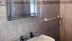 A bathroom with a sink, mirror, and shower. - Suites do Pinhal (Proenca-a-Nova)